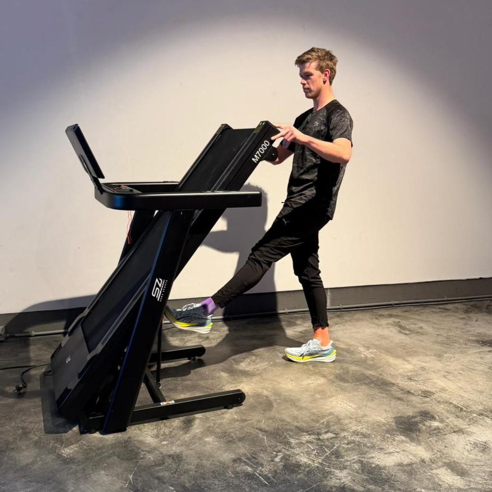 De band is met één beweging in- en uit te klappen